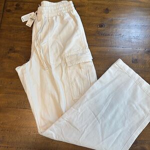 NWT Aerie cream neutral Cargo Pants with Elastic Waistband and Relaxed Fit